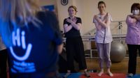  Irena Strelets, psycholoog bij Handicap International, leidt een stressbestendigheidstraining voor zorgverleners in het kinderziekenhuis van Dnipropetrovsk. Oktober 2023.