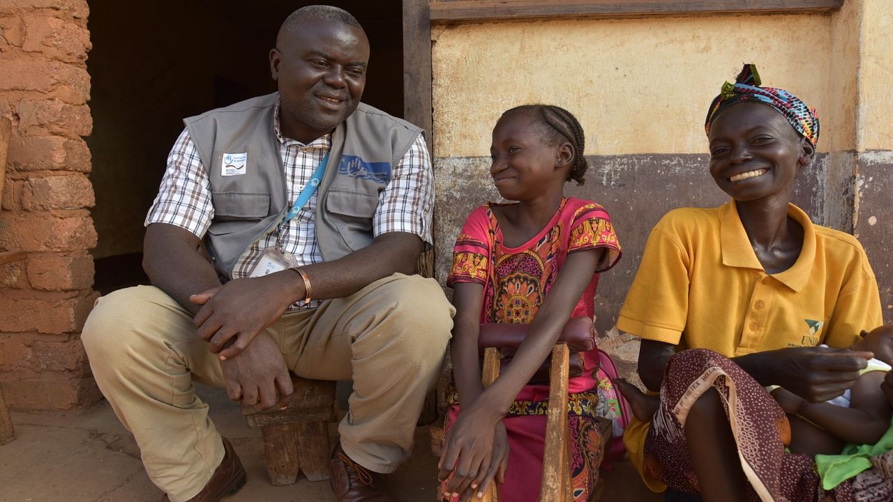 Un kinésithérapeute de HI travaille avec une jeune patiente à Bambari.
