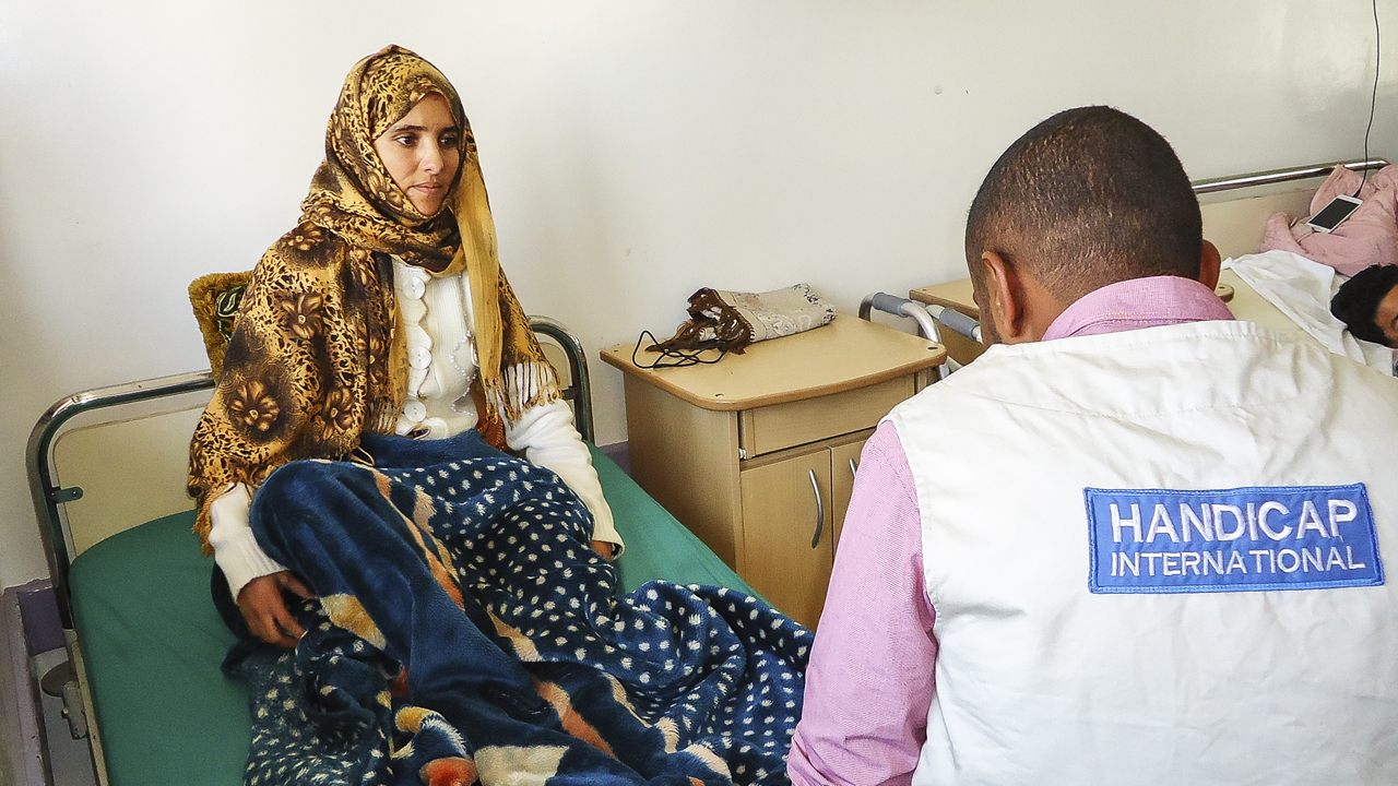 Bushra, 24 ans, blessée à une jambe après un bombardement, elle a été prise en charge par HI.
