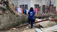 Après le passage du typhon Rai dans le centre des Philippines, HI a envoyé deux équipes d'urgence dans deux des régions les plus touchées : Bohol et Surigao. Ici, Melanie Ruiz, responsable nationale de HI, est photographiée au milieu des destructions dans la ville de Surigao, où elle dirige l'une des équipes d'évaluation de HI.