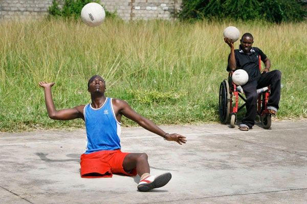 Voetbal spelen met een handicap in Burundi